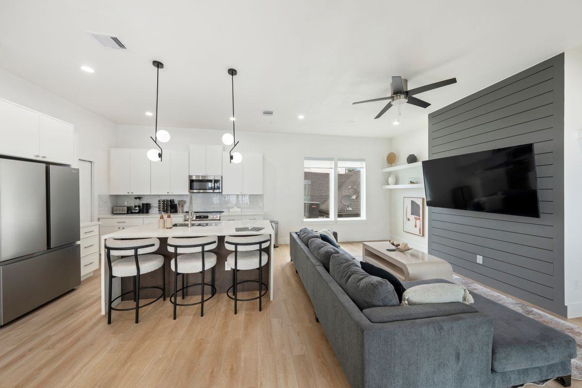 3010 Delano St - Photo 3 of 21