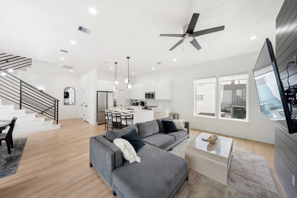 3010 Delano St - Photo 4 of 21