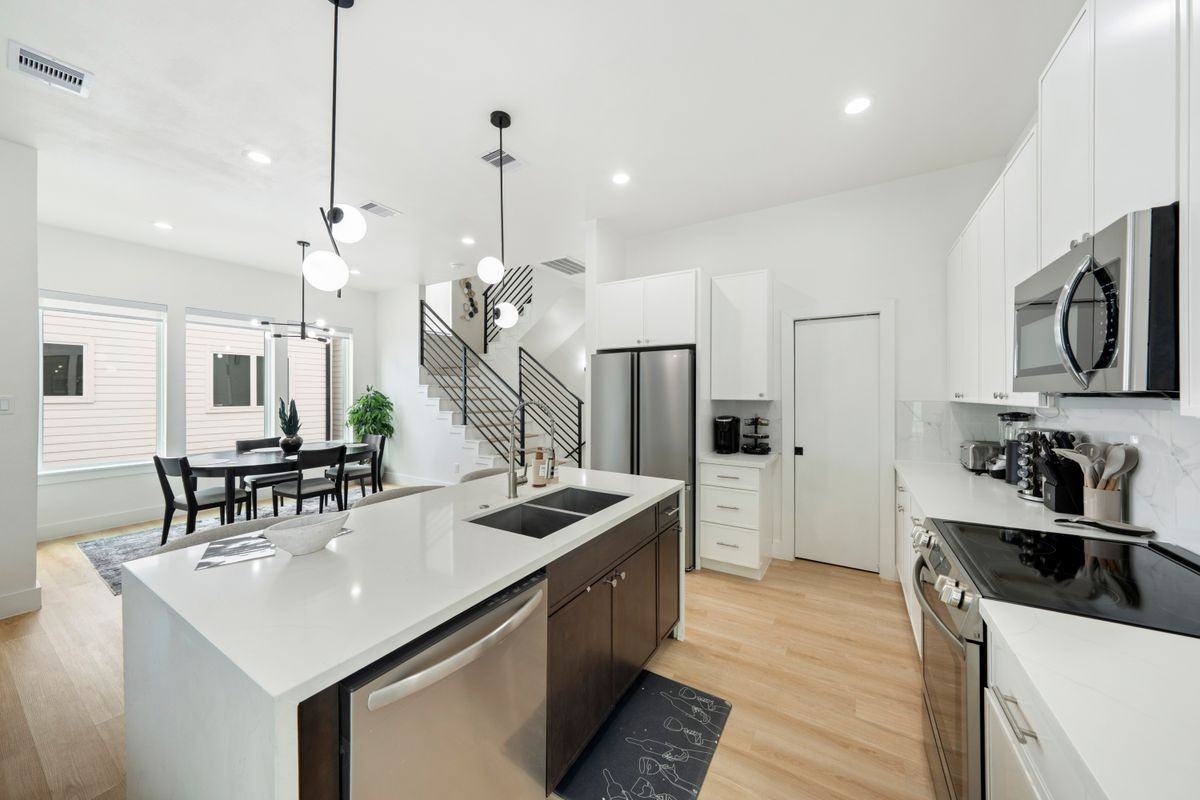 3010 Delano St - Photo 6 of 21