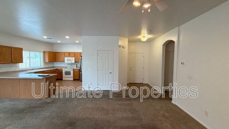 13849 W Maui Ln - Photo 5 of 11