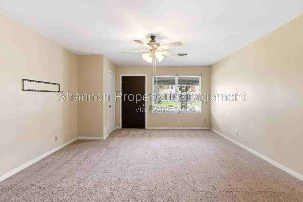 8406 Highcrest Dr - Photo 3 of 10