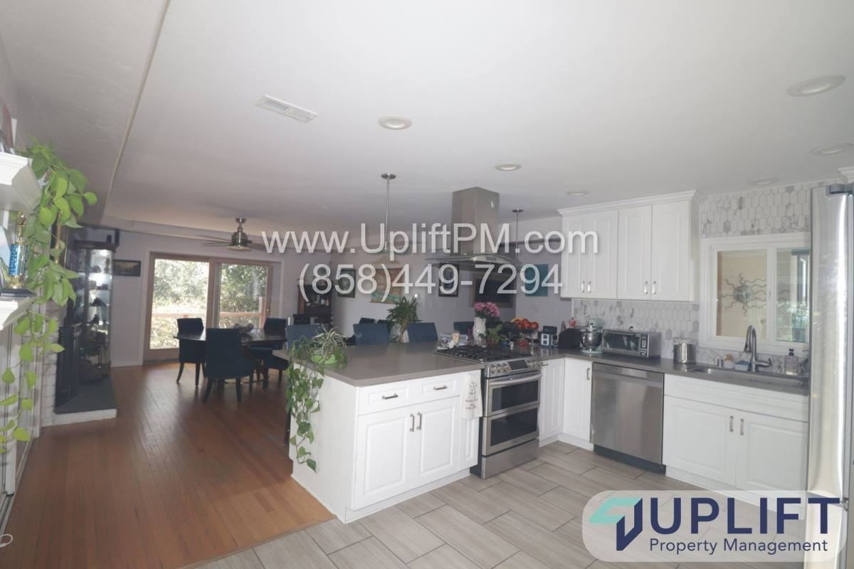2655 Chauncey Dr - Photo 3 of 10