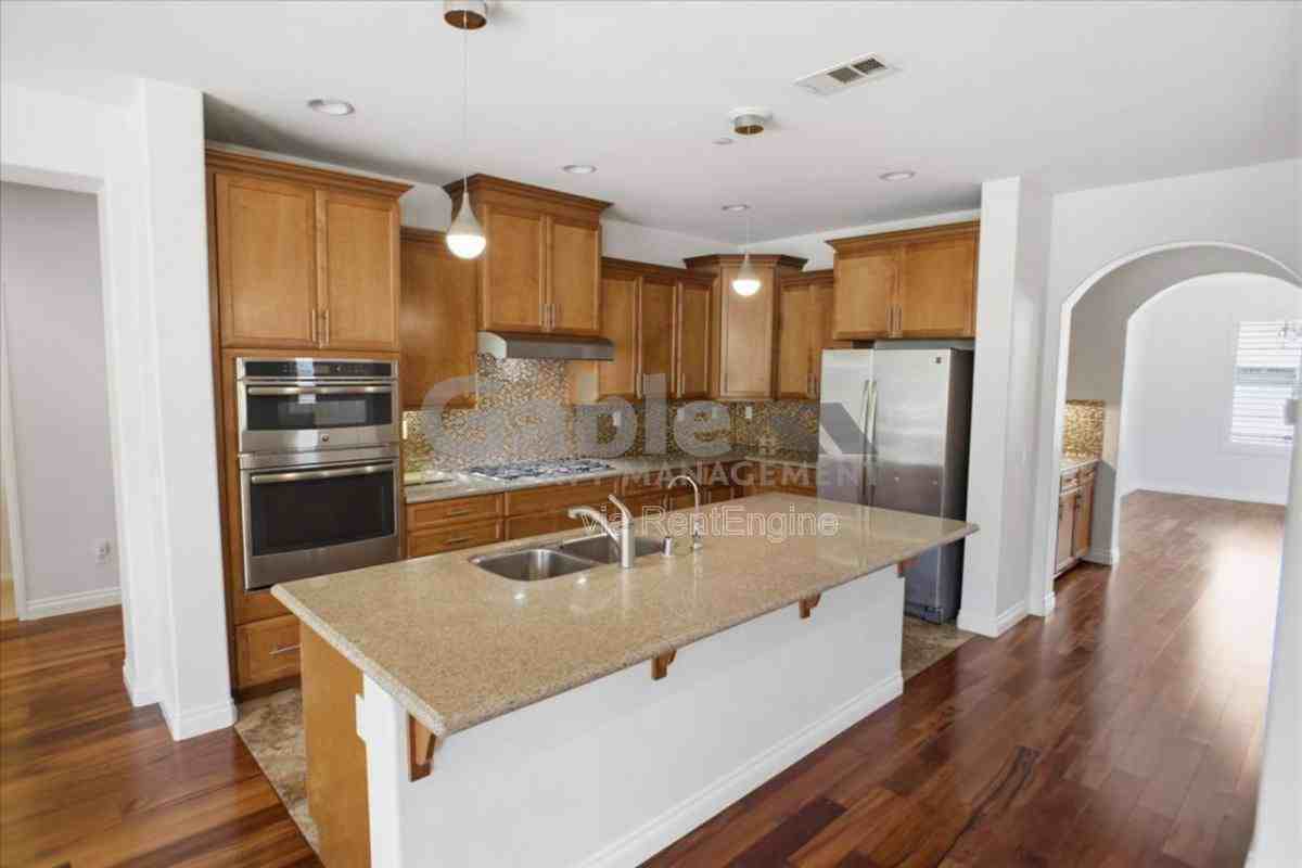 28625 Stonegate Ct - Photo 3 of 10