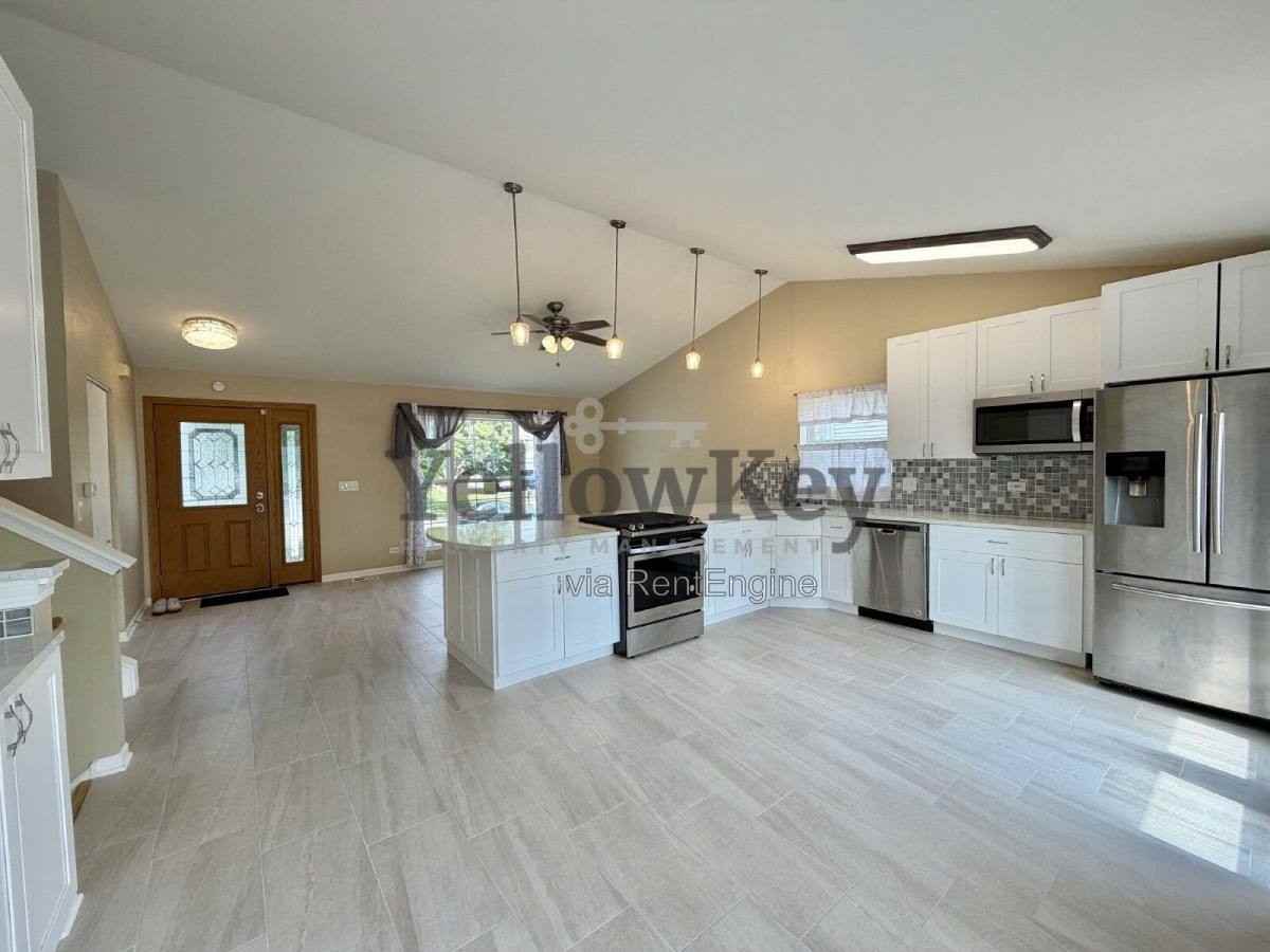 613 Greystone Ln - Photo 2 of 10