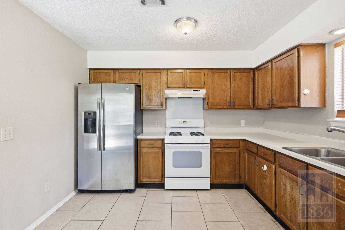 9002 Marsh Dr - Photo 3 of 10