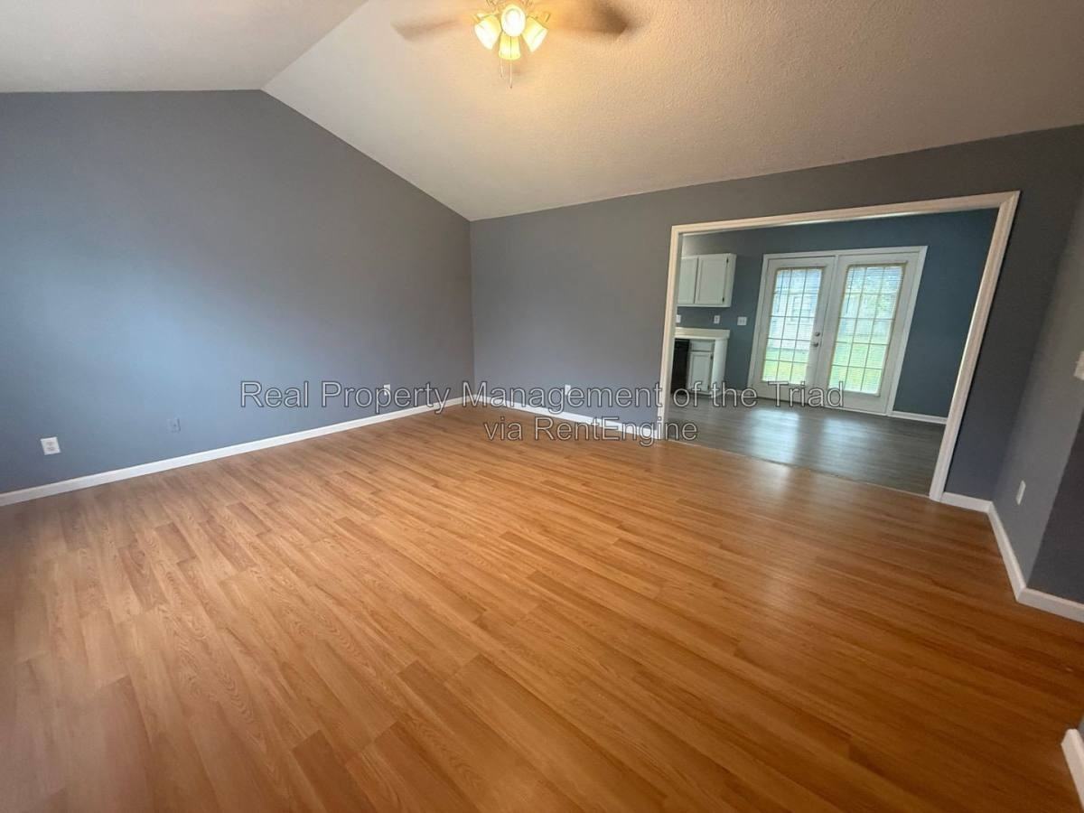 208 Hammond Dr - Photo 2 of 10