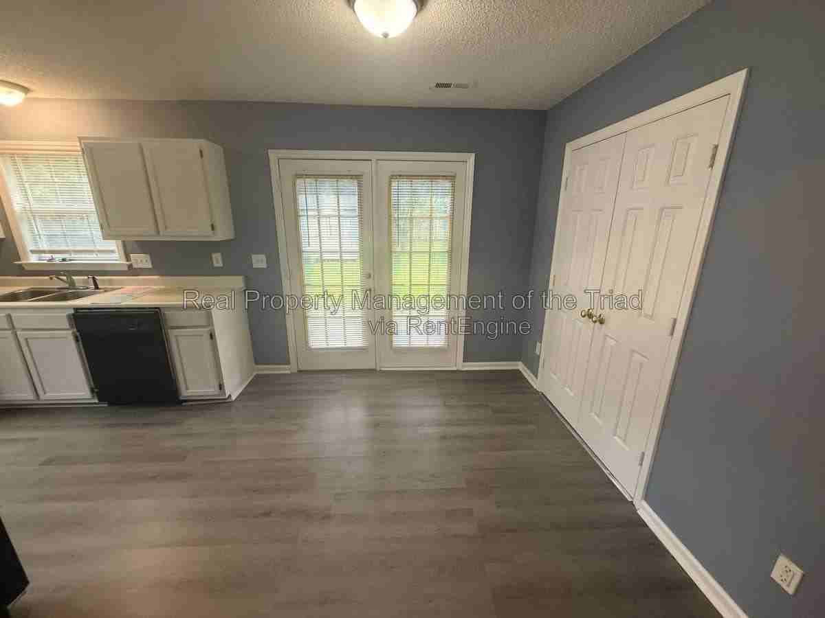 208 Hammond Dr - Photo 3 of 10