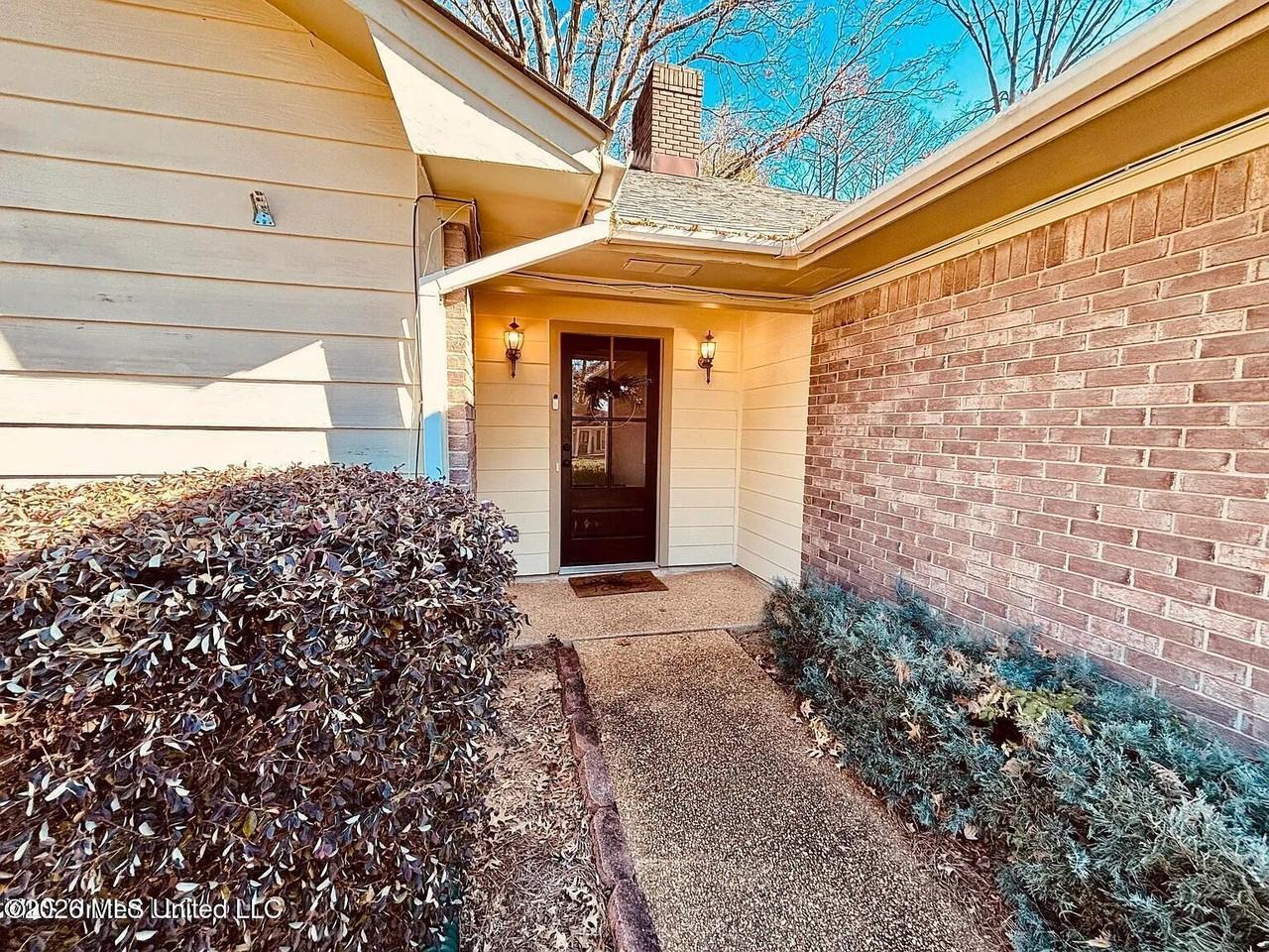543 Traceview Rd - Photo 2 of 12