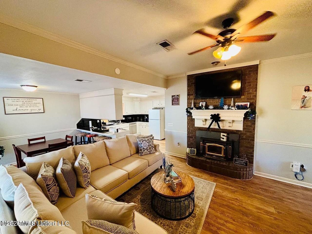 543 Traceview Rd - Photo 4 of 12