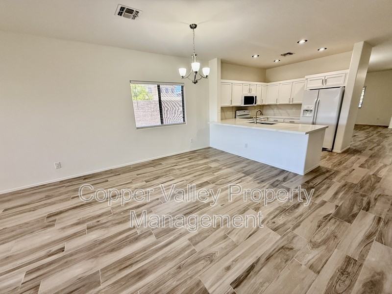 3793 W Wayne Ln - Photo 5 of 14