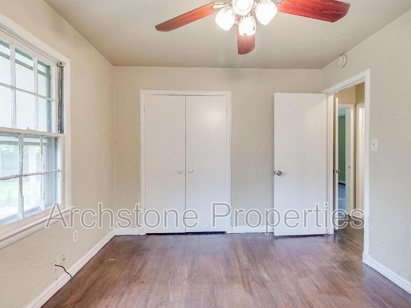 1614 Sw 41st St - Photo 4 of 20