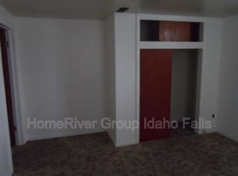 320 2nd St #2 - Photo 3 of 3
