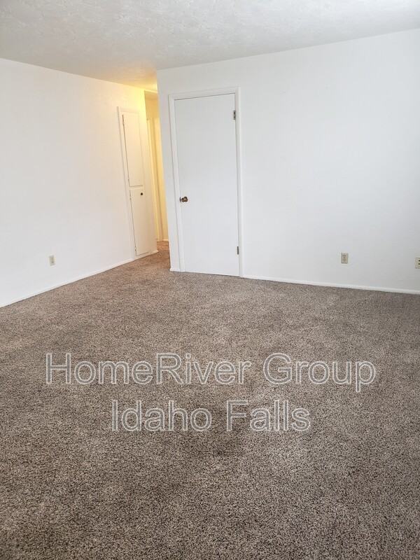 640 Hansen Ave #4 - Photo 3 of 12