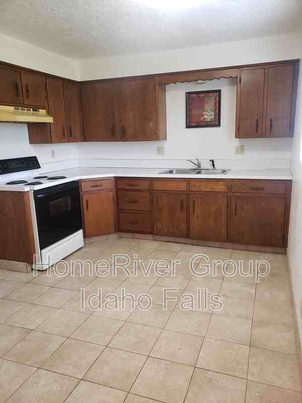 640 Hansen Ave #4 - Photo 5 of 12