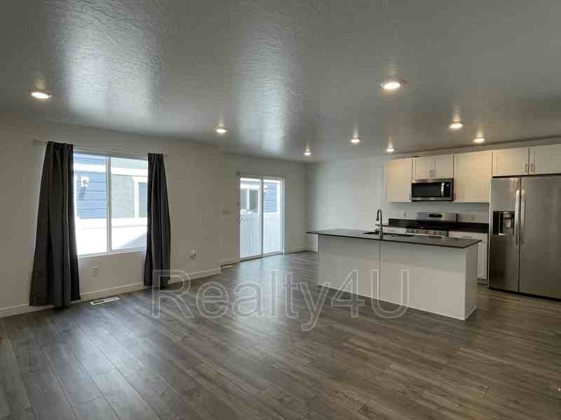 1088 E Waterway Ln - Photo 3 of 17