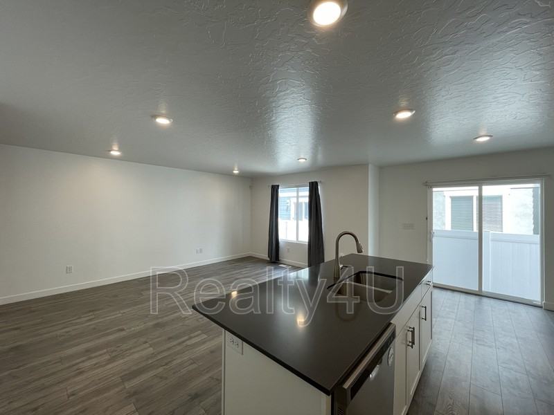 1088 E Waterway Ln - Photo 5 of 17