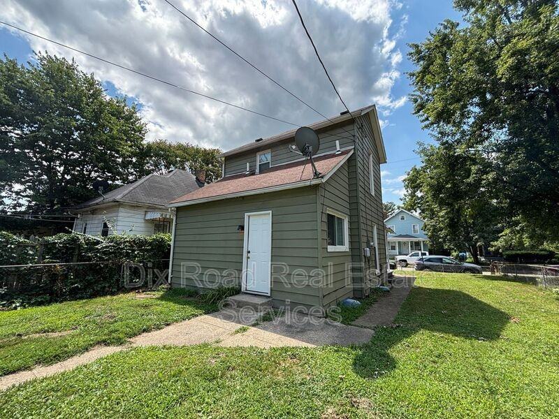 405 Moore St - Photo 4 of 28