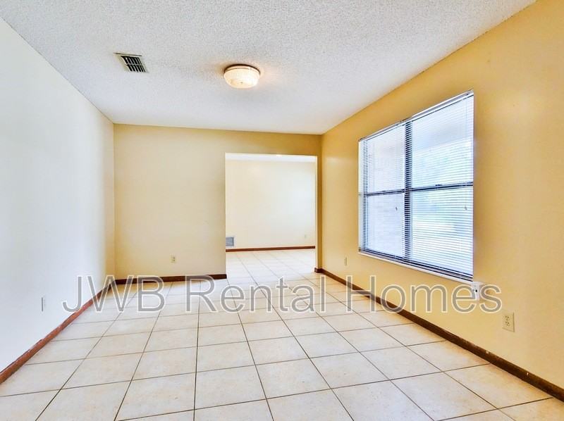 4863 Latimer Rd S - Photo 4 of 13