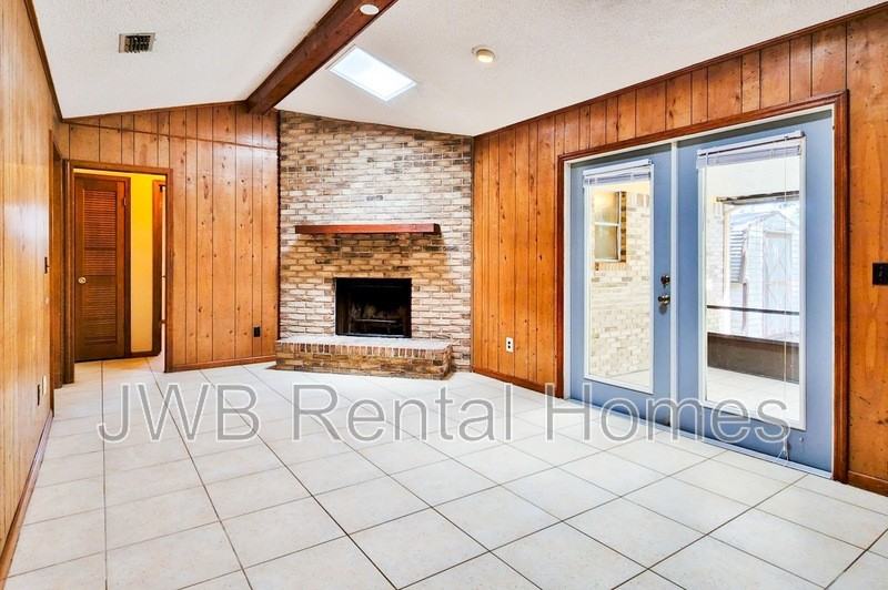 4863 Latimer Rd S - Photo 6 of 13