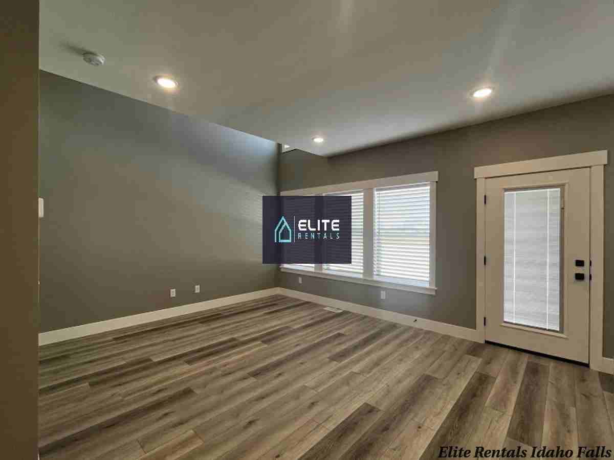 3893 Judy St - Photo 5 of 23