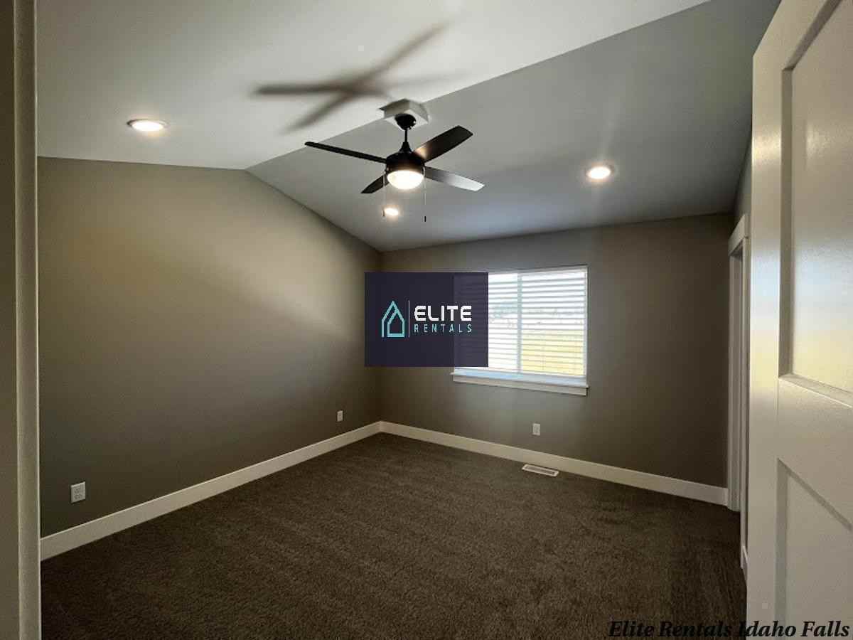 3893 Judy St - Photo 7 of 23