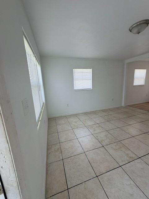 936 Lakeview Dr - Photo 4 of 18
