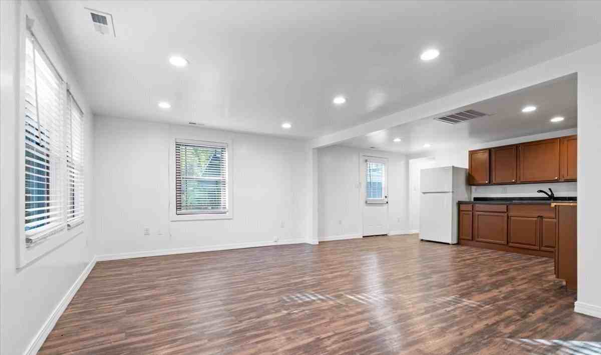 4106 Asbury St - Photo 6 of 24