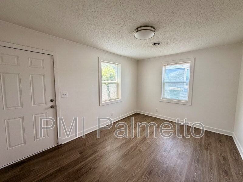 528 Jasper St - Photo 3 of 13
