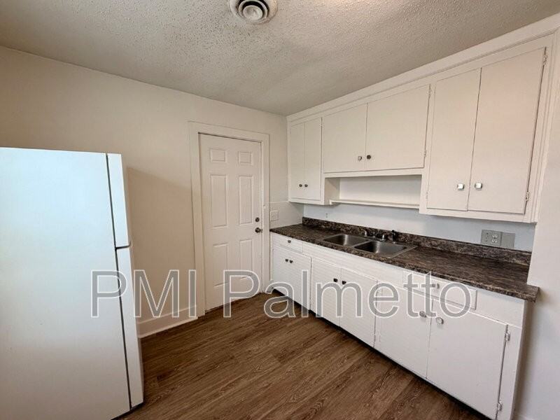 528 Jasper St - Photo 5 of 13