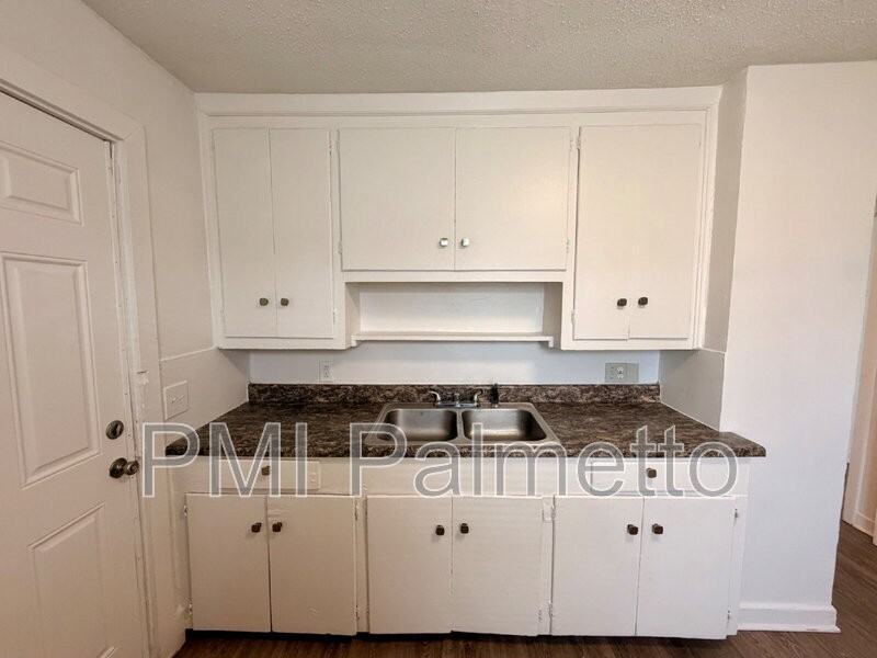 528 Jasper St - Photo 6 of 13