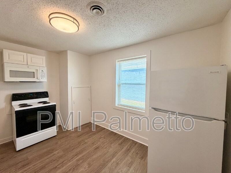 528 Jasper St - Photo 7 of 13