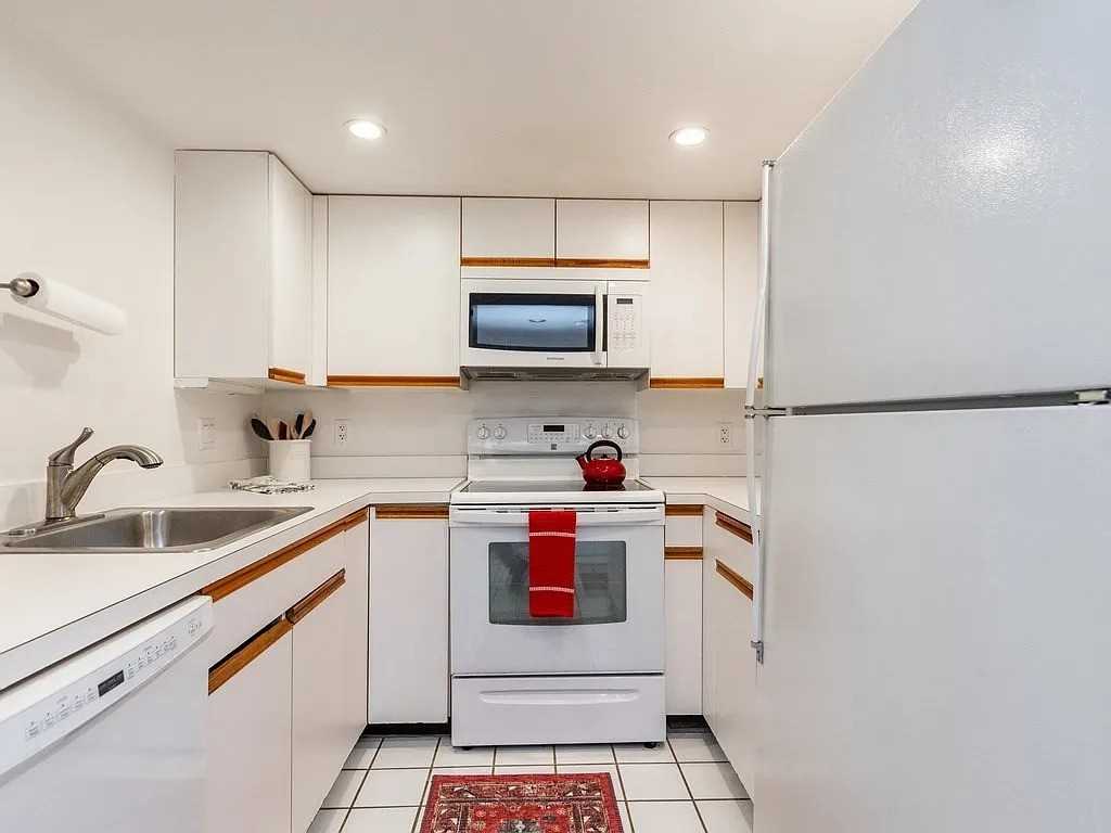 975 Massachusetts Ave #403 - Photo 3 of 16