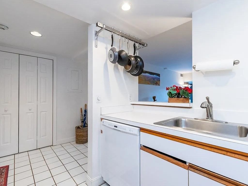 975 Massachusetts Ave #403 - Photo 4 of 16
