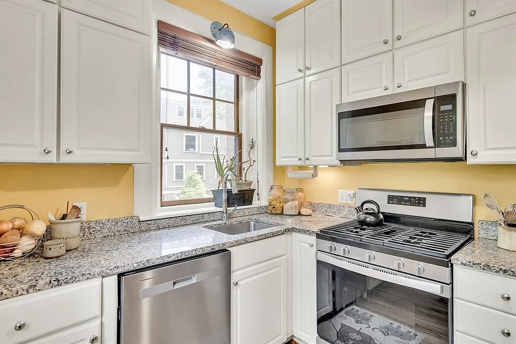 169 Washington St #10 - Photo 3 of 17