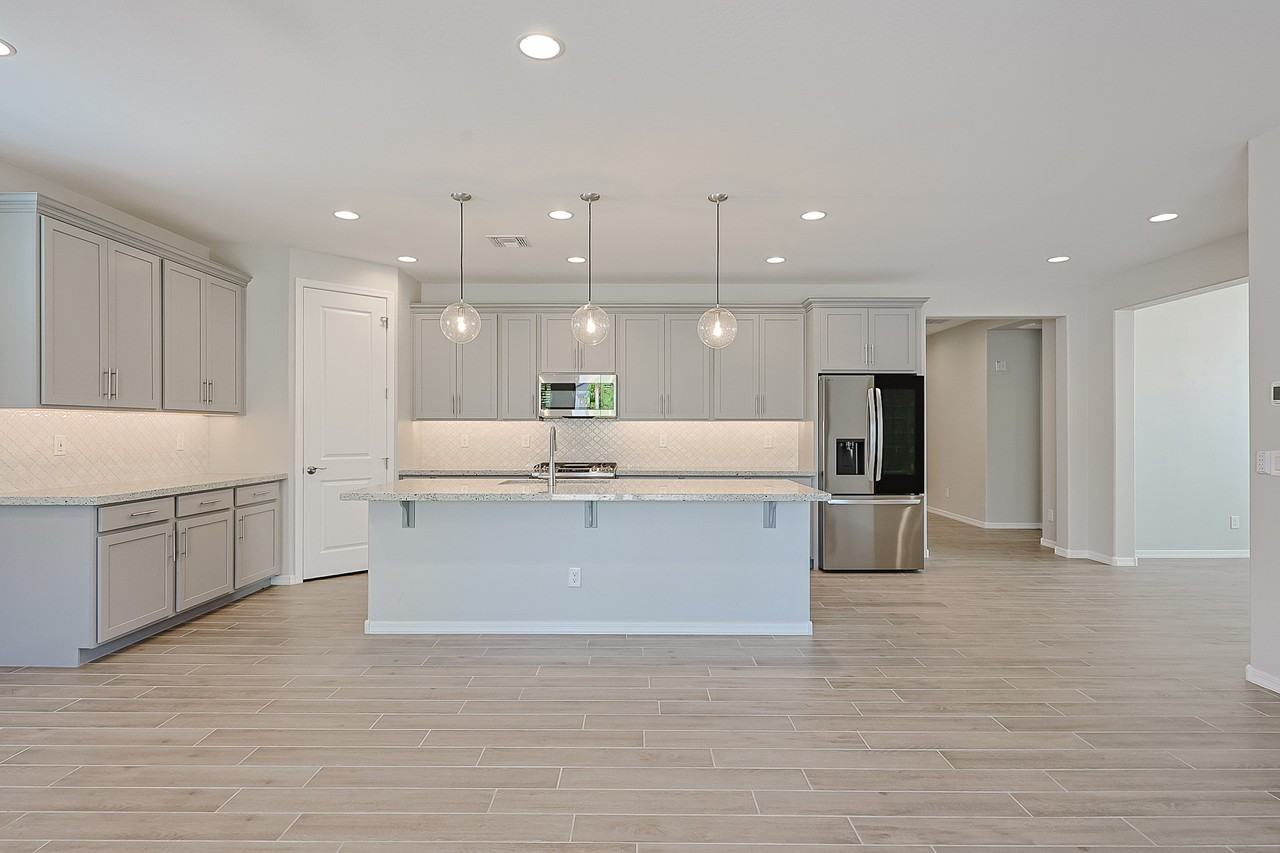 10218 W Piccadilly Rd - Photo 4 of 35