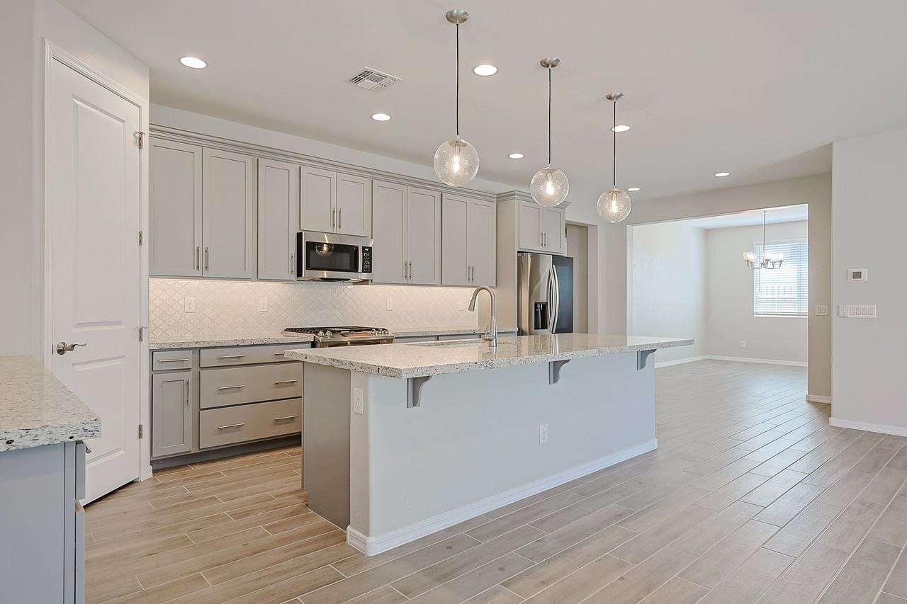 10218 W Piccadilly Rd - Photo 5 of 35