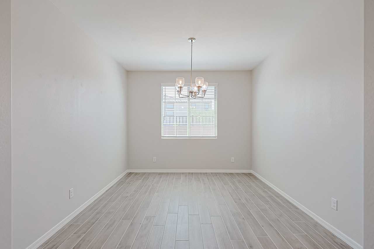 10218 W Piccadilly Rd - Photo 7 of 35