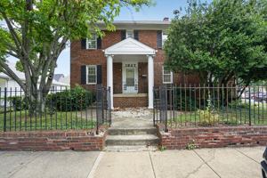 featured image of 1327 S Queen St