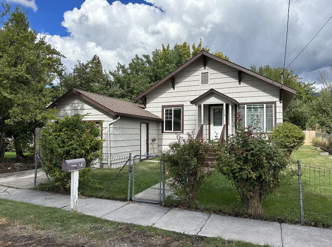 718 Cedar St - Photo 3 of 15