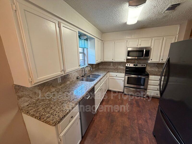 513 Willow Cir W - Photo 2 of 17