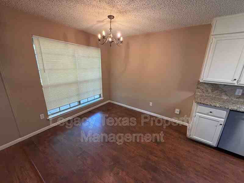 513 Willow Cir W - Photo 5 of 17