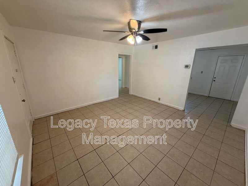 1112 Dugan St - Photo 3 of 7