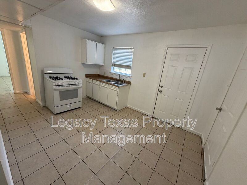 1112 Dugan St - Photo 4 of 7