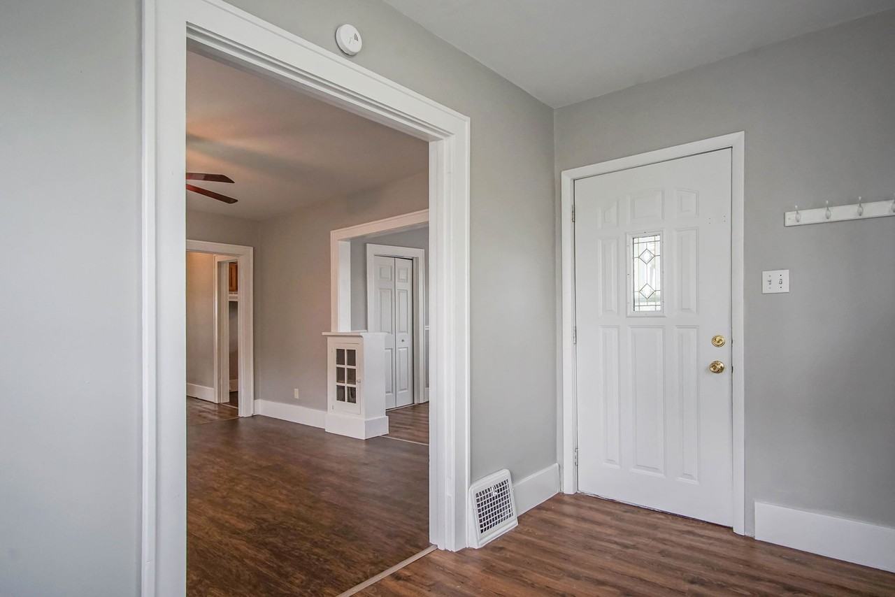2715 W 6th St - Photo 2 of 14