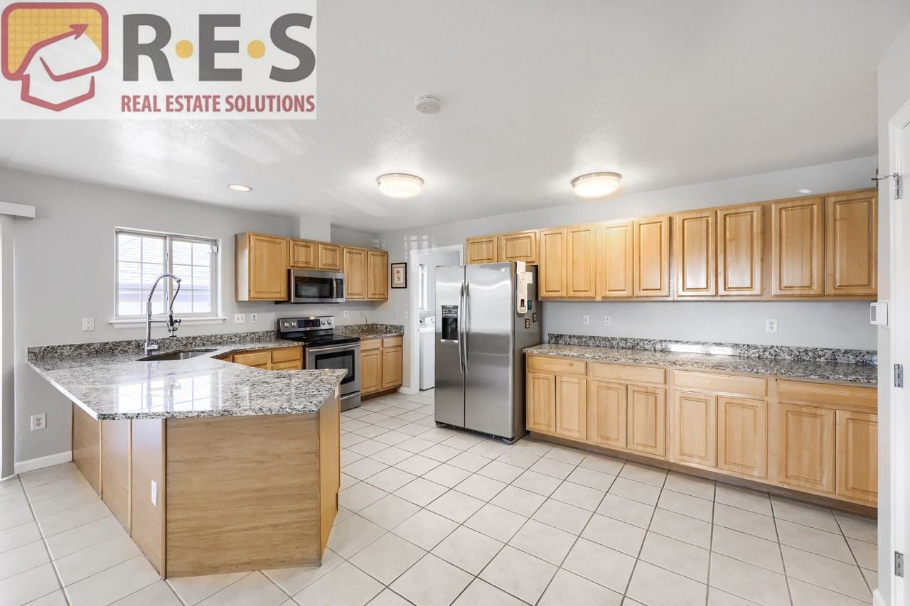3841 Grove St - Photo 2 of 17