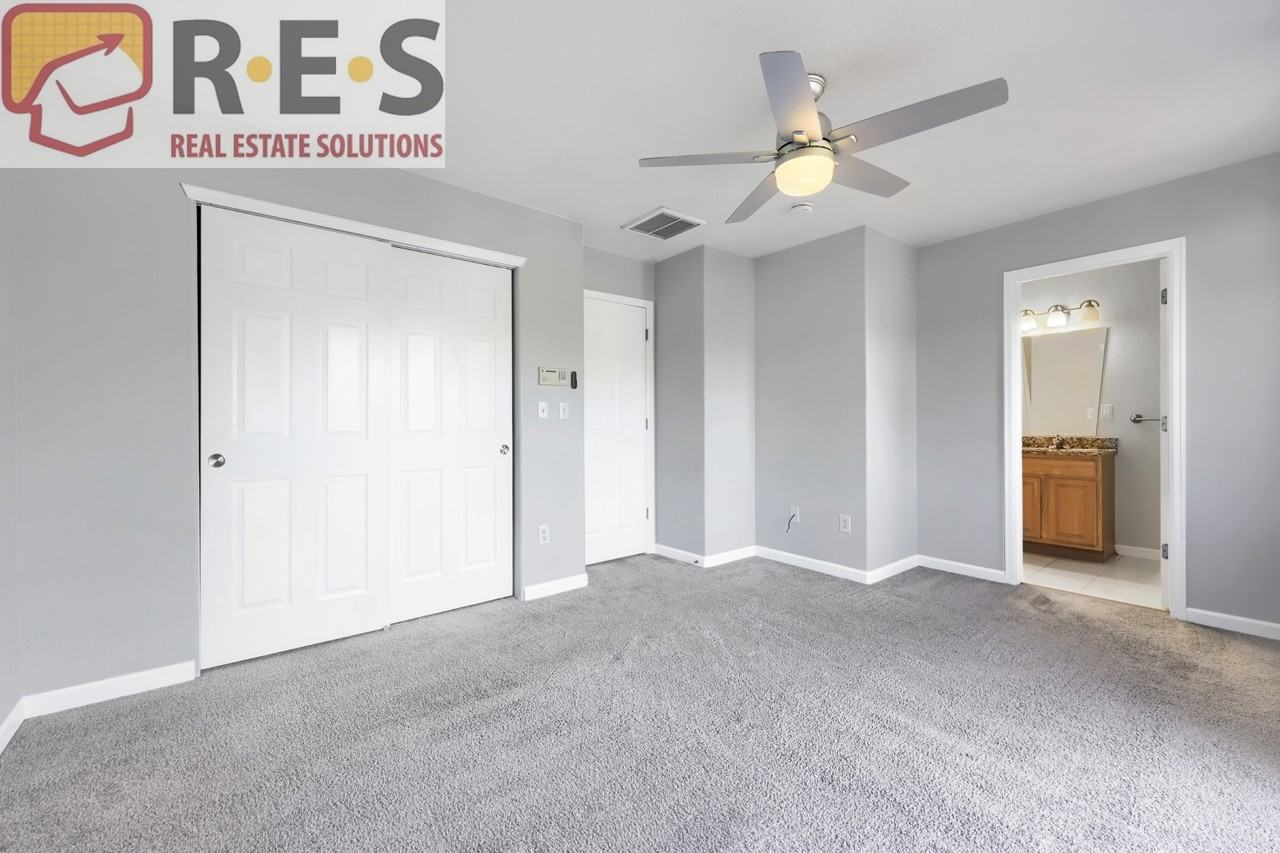3841 Grove St - Photo 4 of 17
