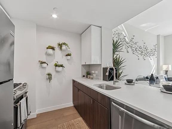 55 Bank St - Photo 3 of 14