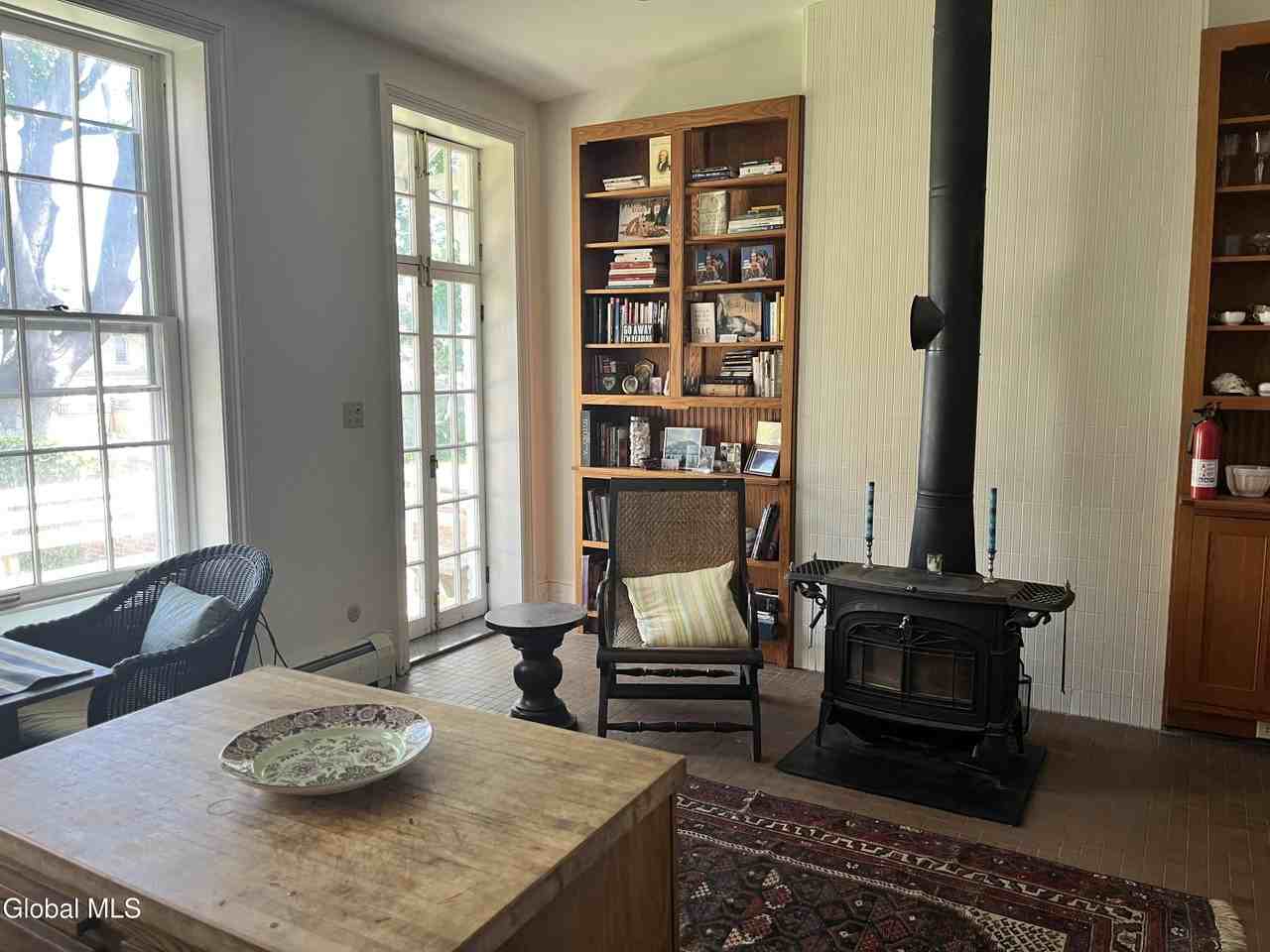 375 Hudson Ave - Photo 4 of 18