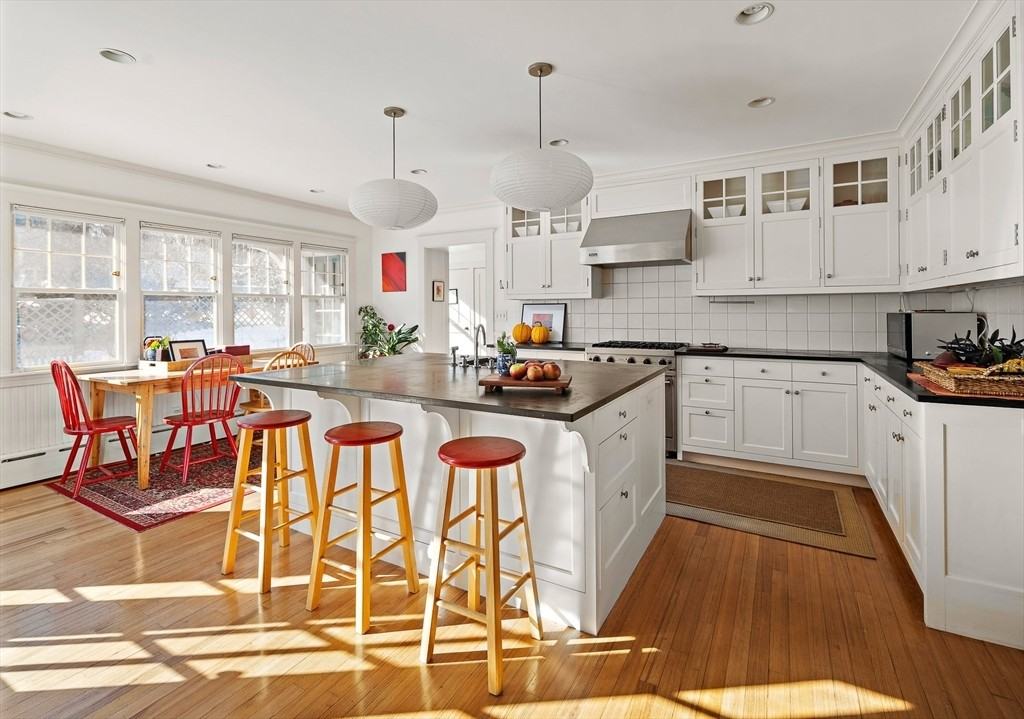33 Lombard Rd