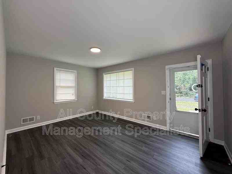 1013 Pinelane Rd - Photo 7 of 11